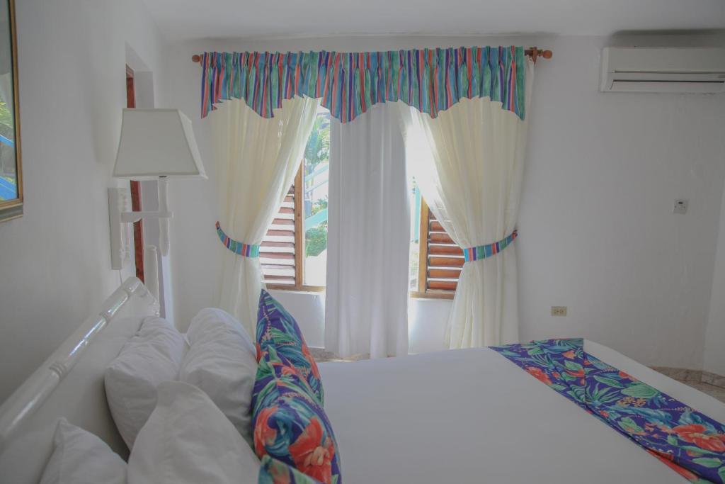 Postel nebo postele na pokoji v ubytování Negril Treehouse Resort