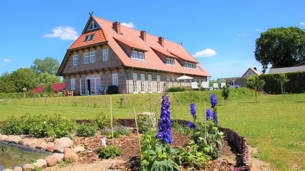 uma casa com um jardim em frente em Landhaus Fünfseen em Funfseen