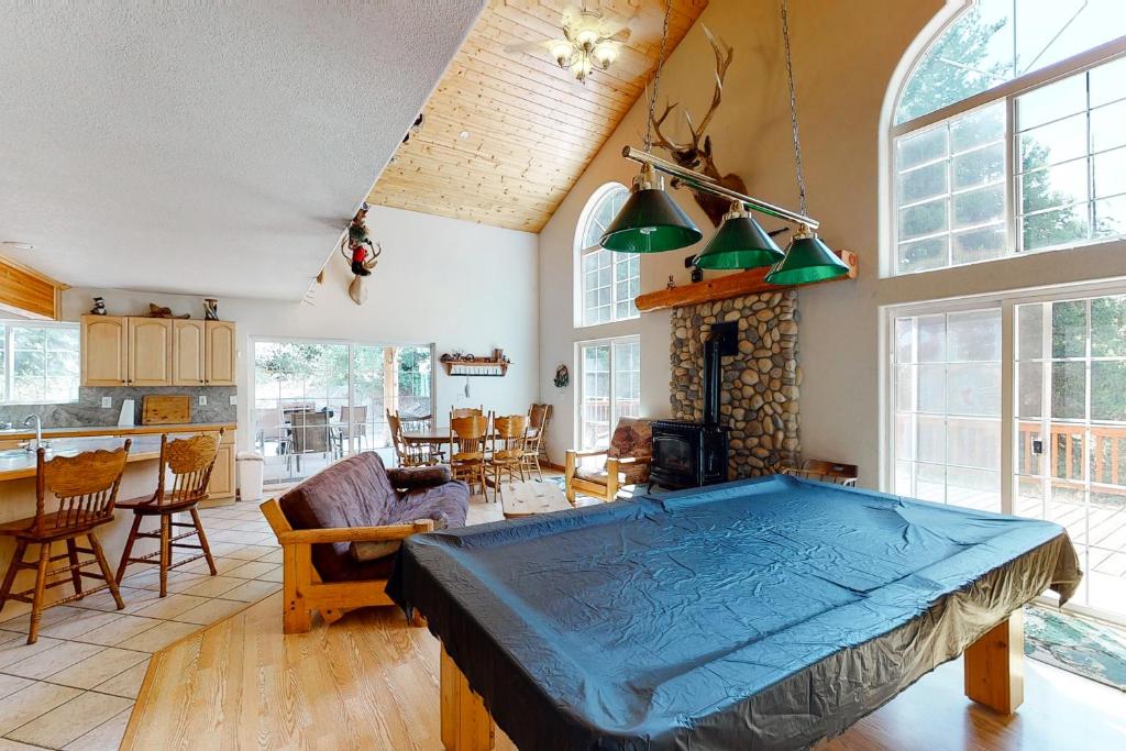 uma sala de estar com uma mesa de bilhar em Papas Mountain em Shaver Lake