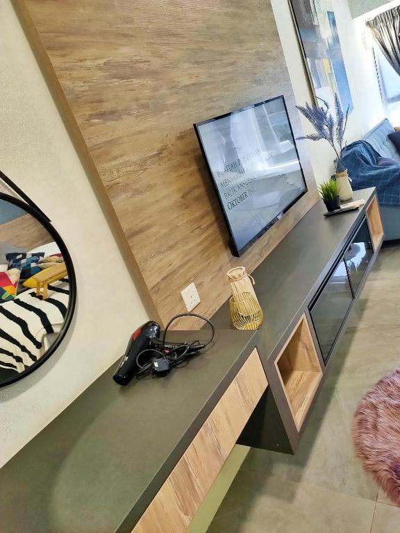 Imperio Homestay Private Bathtub Melaka Town - Near JONKER STREET的电视和/或娱乐中心