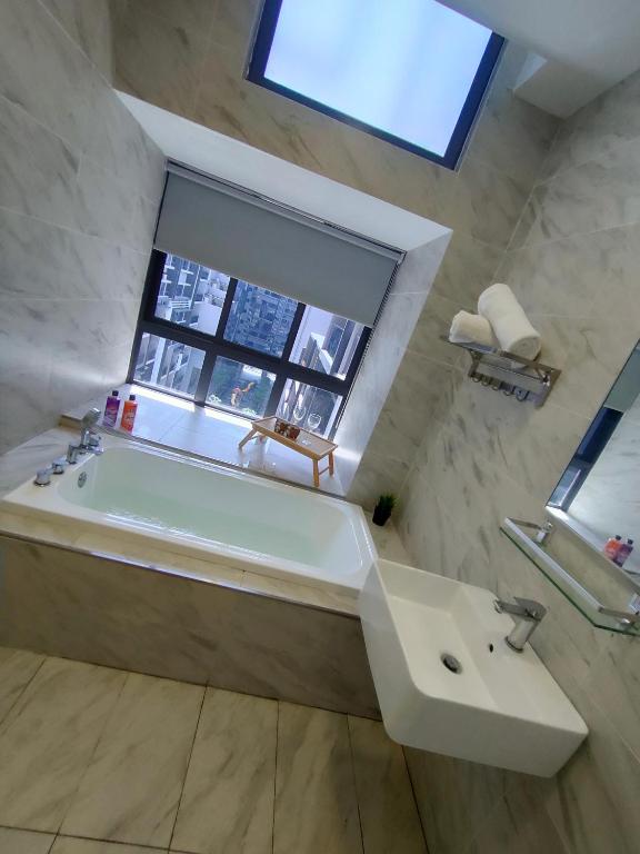 Imperio Homestay Private Bathtub Melaka Town - Near JONKER STREET的一间浴室
