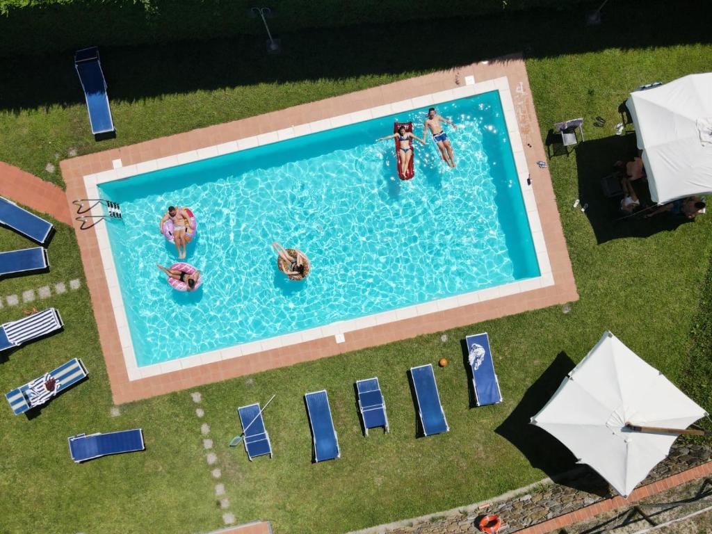einen Blick über einen Pool mit Menschen darin in der Unterkunft Agriturismo Tenuta Adamo in Lucca