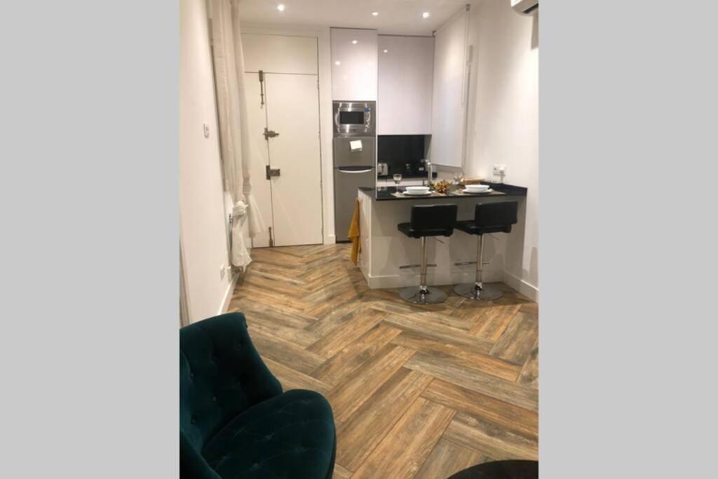 eine Küche mit Holzboden und einer Arbeitsplatte in der Unterkunft Beautiful Apartment in La Latina in Madrid