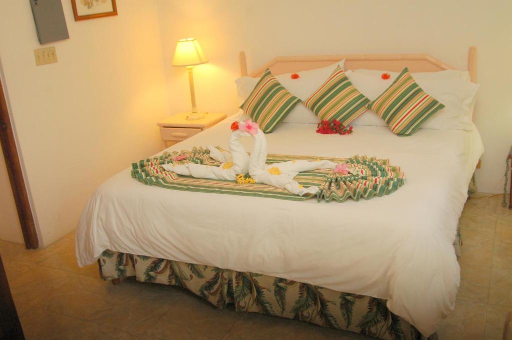Postel nebo postele na pokoji v ubytování Negril Treehouse Resort