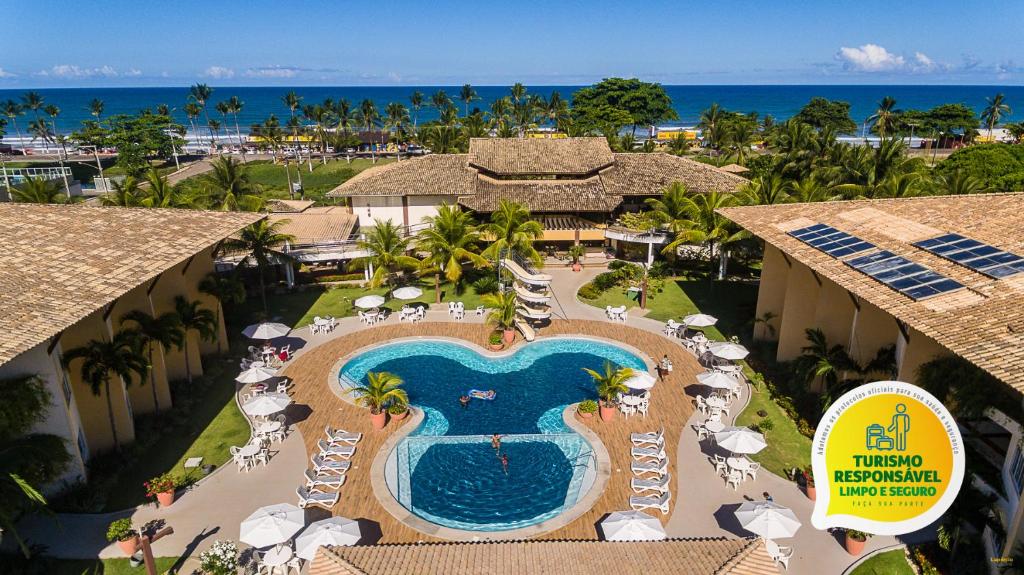een luchtzicht op een resort met een zwembad bij Hotel Aldeia da Praia in Ilhéus
