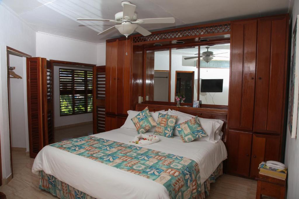 Postel nebo postele na pokoji v ubytování Negril Treehouse Resort
