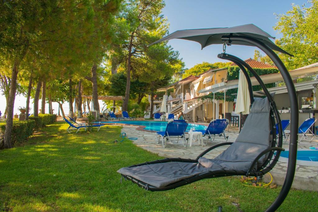 Bazén v ubytování Flisvos Seaside Apartments nebo v jeho okolí