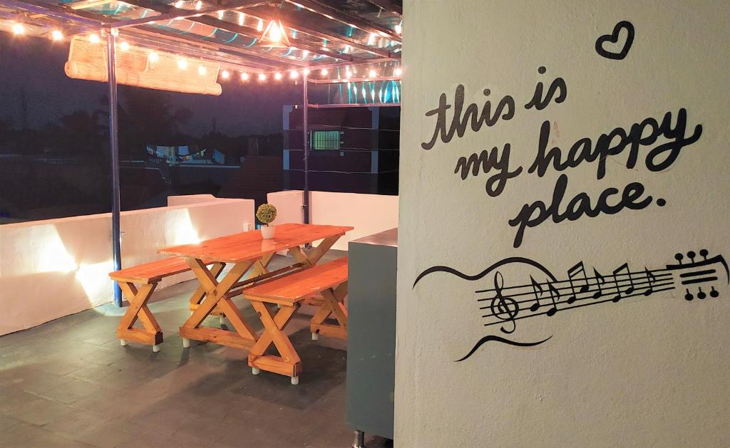 馬杜賴的住宿－Criston Home stay，一间餐厅,上面有一张桌子和一个标牌,上面写着这句话,这是我快乐的地方