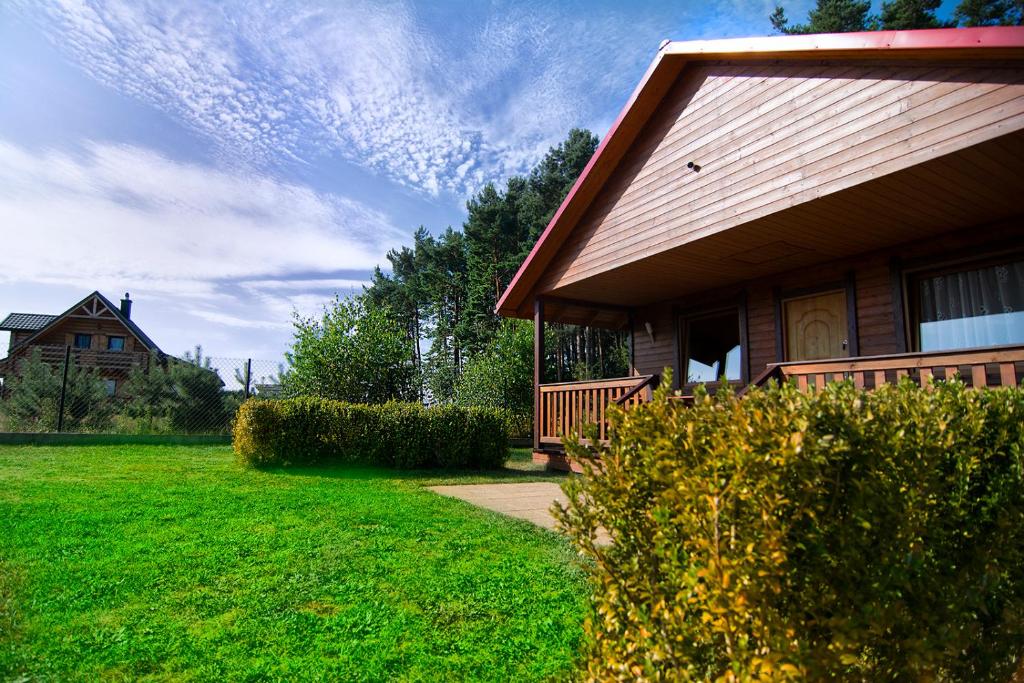 a house with a bench in a yard at Zacisze pod Laskiem in Karwieńskie Błoto Pierwsze