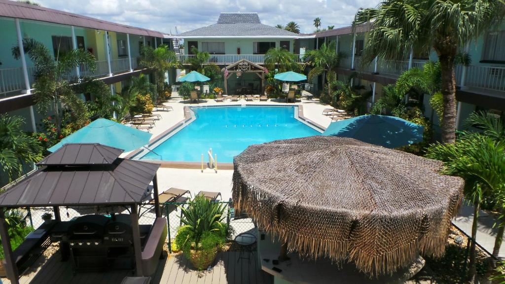 una vista aérea de una piscina con sombrilla en Island House Resort Hotel en St Pete Beach