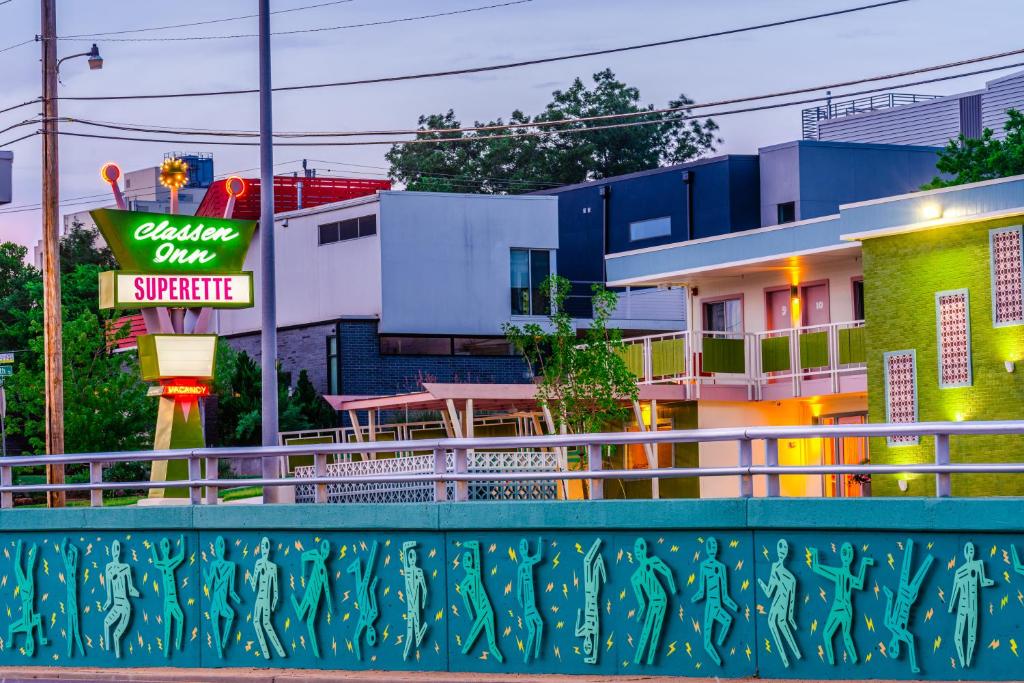 俄克拉何马城Classen Inn的咖喱味的高级餐厅和大楼的标志