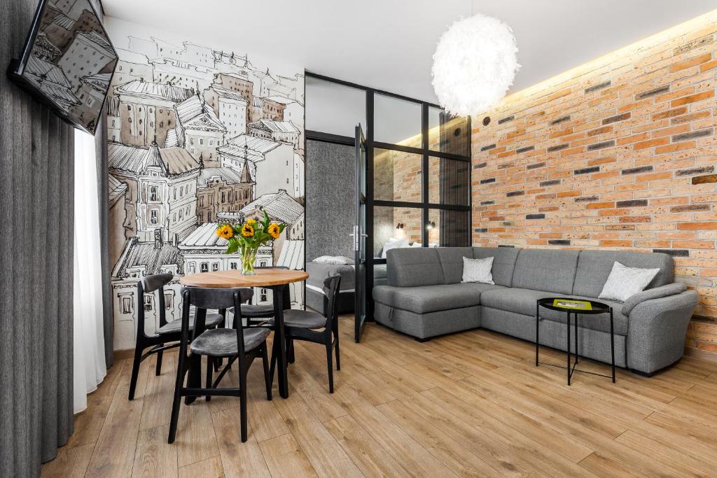 - un salon avec un canapé et une table dans l'établissement Happy Stay Apartments Osiek, à Gdańsk