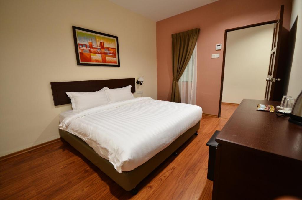 Postel nebo postele na pokoji v ubytování 906 Riverside Hotel Malacca