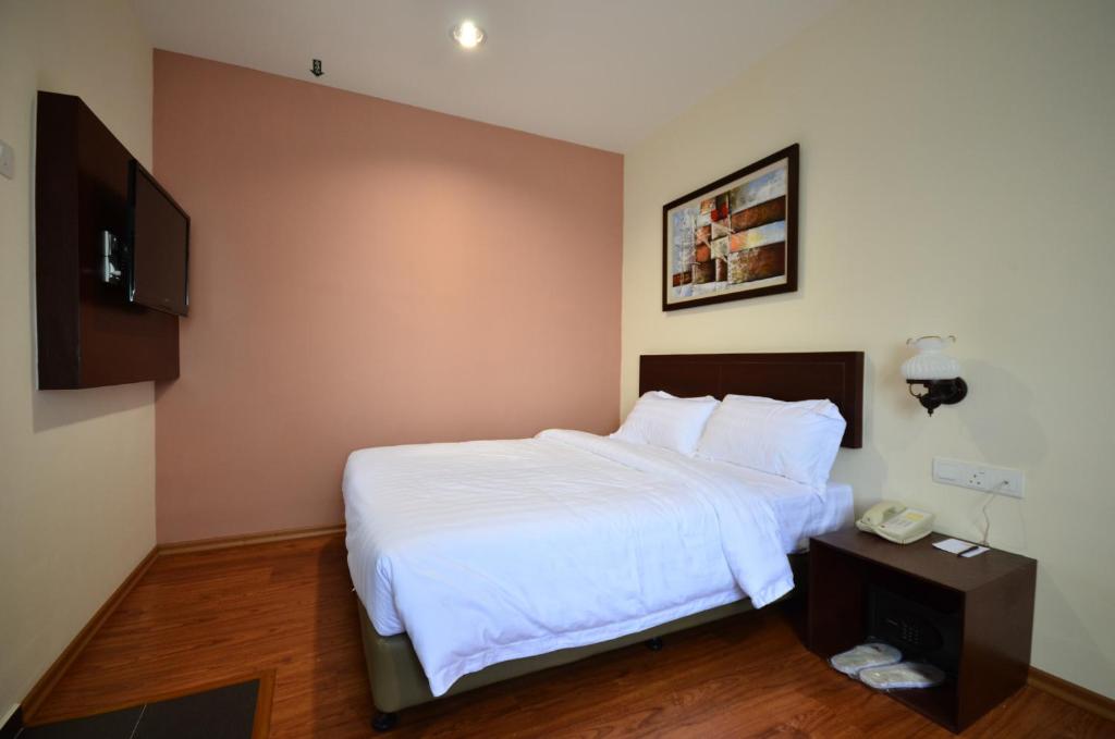Postel nebo postele na pokoji v ubytování 906 Riverside Hotel Malacca