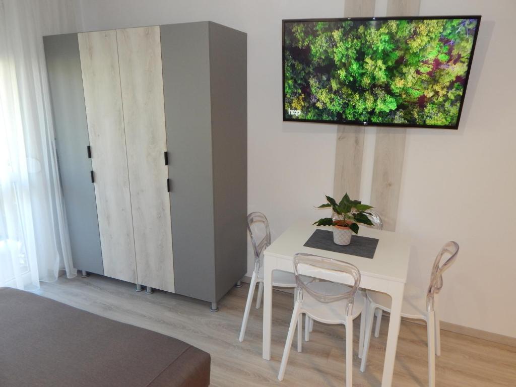 A television and/or entertainment centre at Pisztácia 2020 Apartman