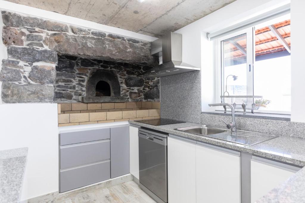 Kuchyň nebo kuchyňský kout v ubytování Rosinhas House