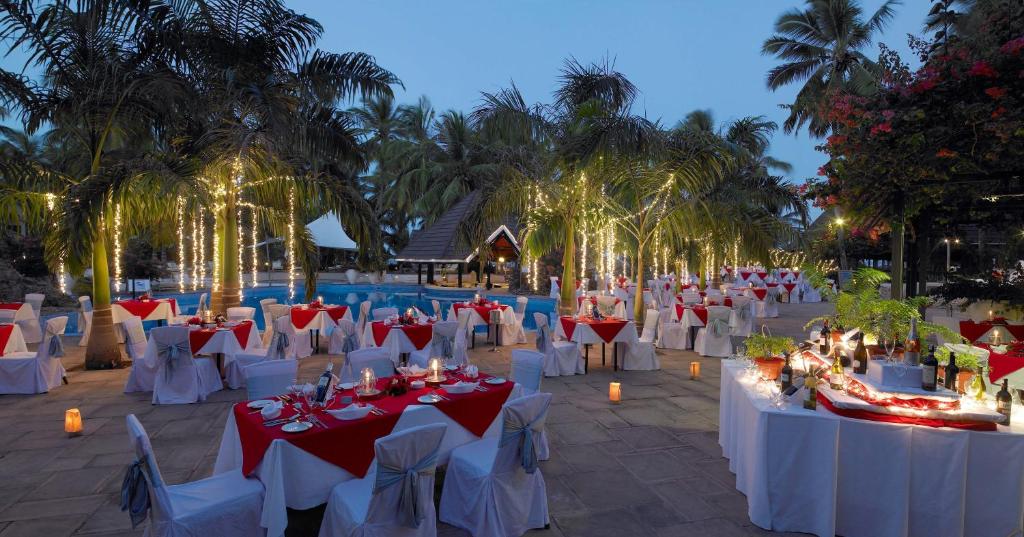 Bazén v ubytování Diani Reef Beach Resort & Spa - Your Beachfront Bliss Awaits nebo v jeho okolí