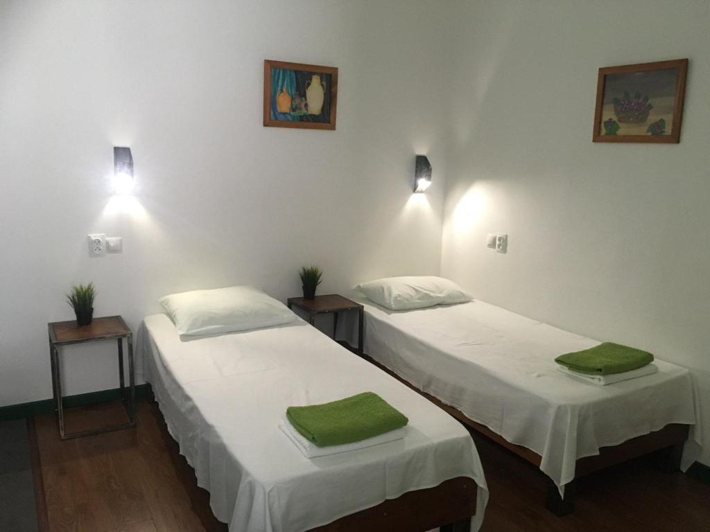 ブデンノフスクにあるТополяのベッド2台(緑のタオル付)