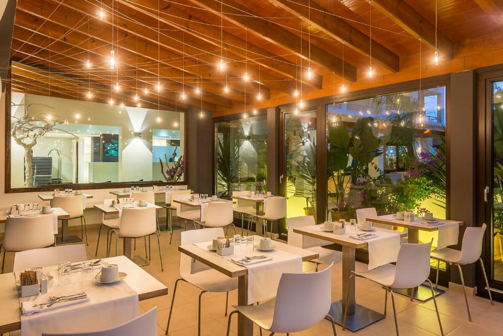 Reštaurácia alebo iné gastronomické zariadenie v ubytovaní Hotel Tahiti