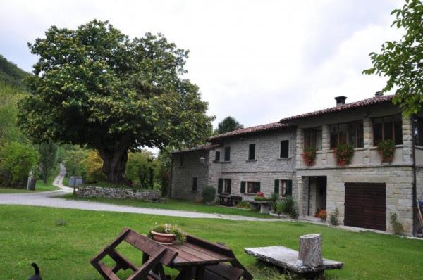 Grizzana的住宿－Angolo di Paradiso B&B，房屋旁的院子内的野餐桌