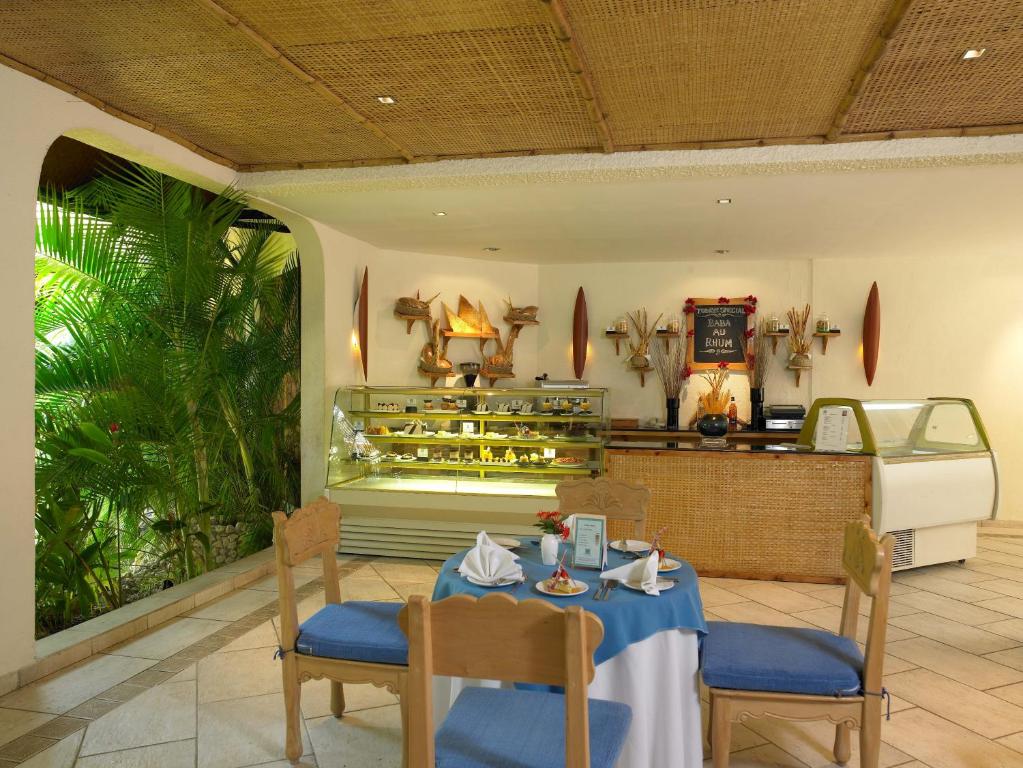 Posezení v ubytování Diani Reef Beach Resort & Spa - Your Beachfront Bliss Awaits
