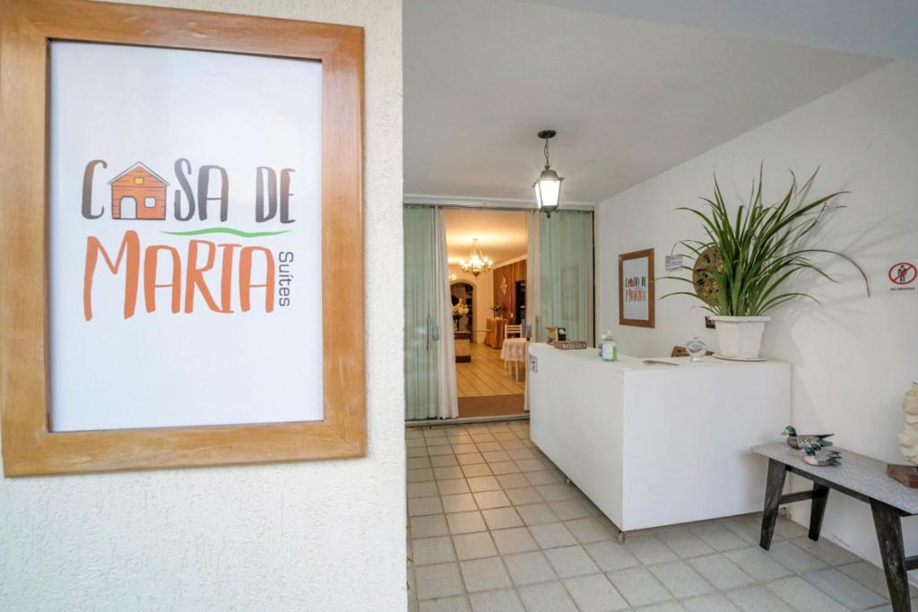 Casa de Maria Suítes في ريسيفي: غرفة مع علامة على جدار مطعم