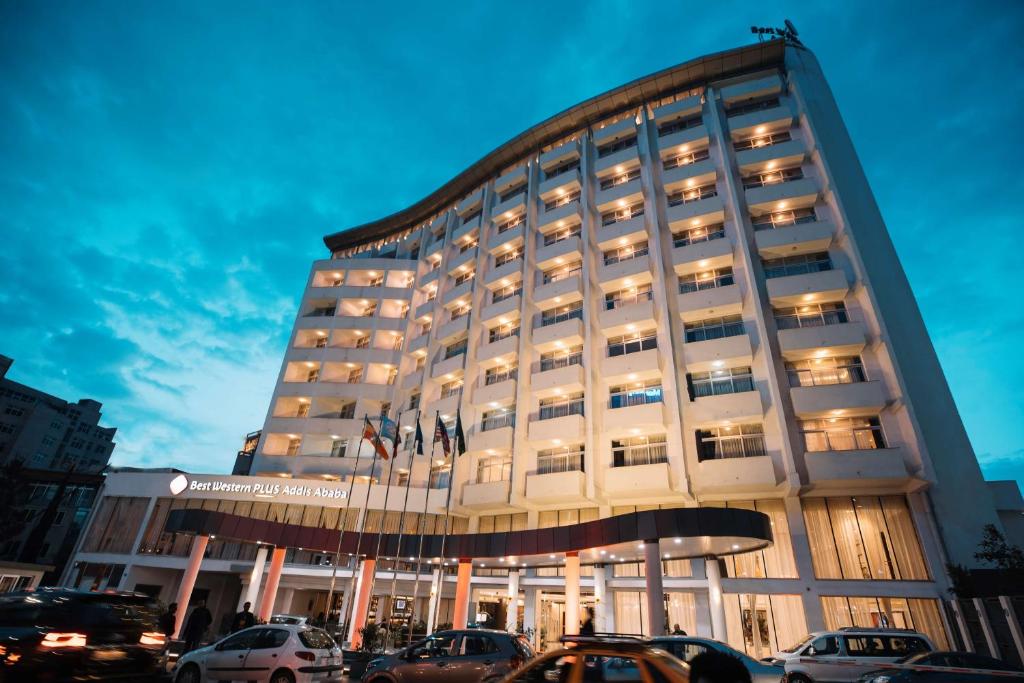 un edificio con auto parcheggiate di fronte di Best Western Plus Addis Ababa ad Addis Abeba