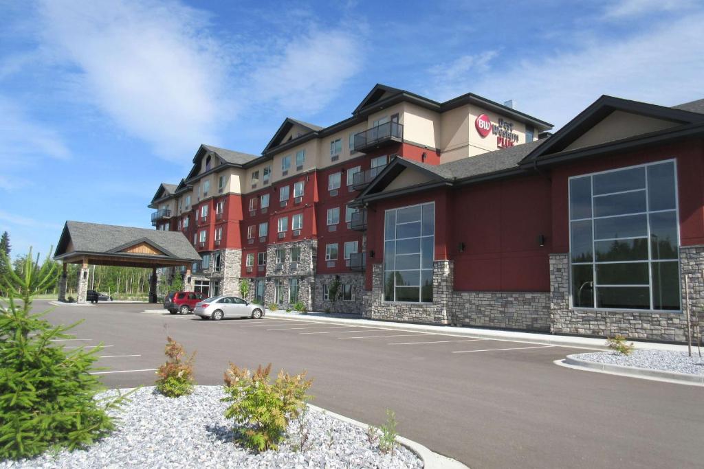 uma prestação de um hotel com estacionamento em Best Western Plus Prince George em Prince George