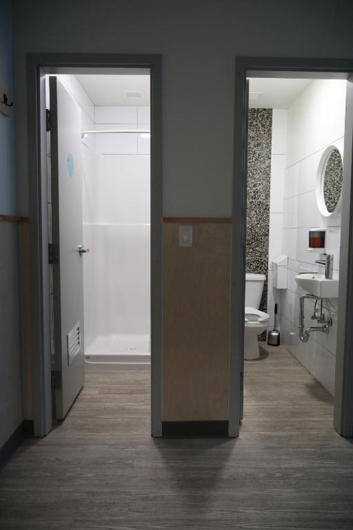 Vannituba majutusasutuses Canmore Downtown Hostel