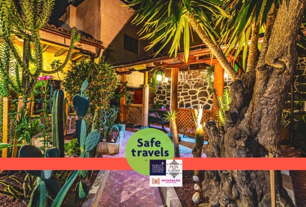 una tienda con un cartel que lee viajes seguros en Hotel del Carmen, en Tlalpujahua de Rayón