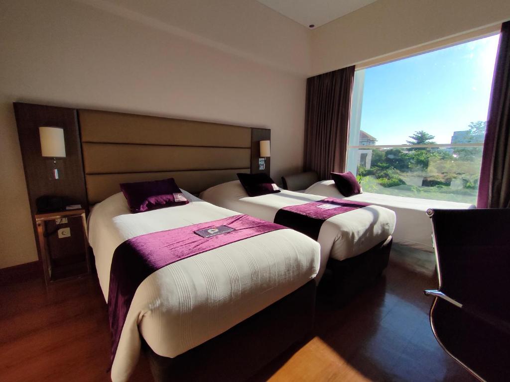 Premier Place Surabaya Airport - Triplet Premier Grand Room