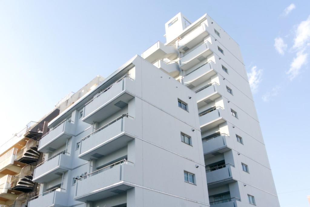 een wit appartementencomplex tegen een blauwe lucht bij Apartment in Kochi - Vacation STAY 47741 in Kochi