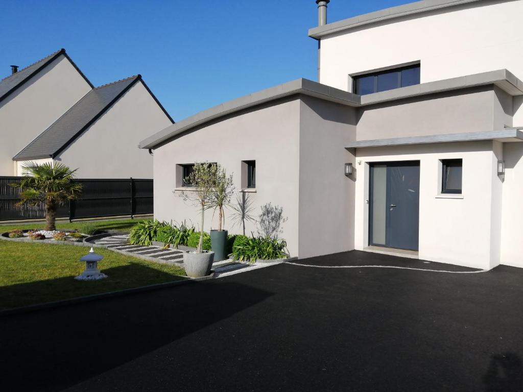 a white house with a driveway at Chez Aurelie in Saint-Alban