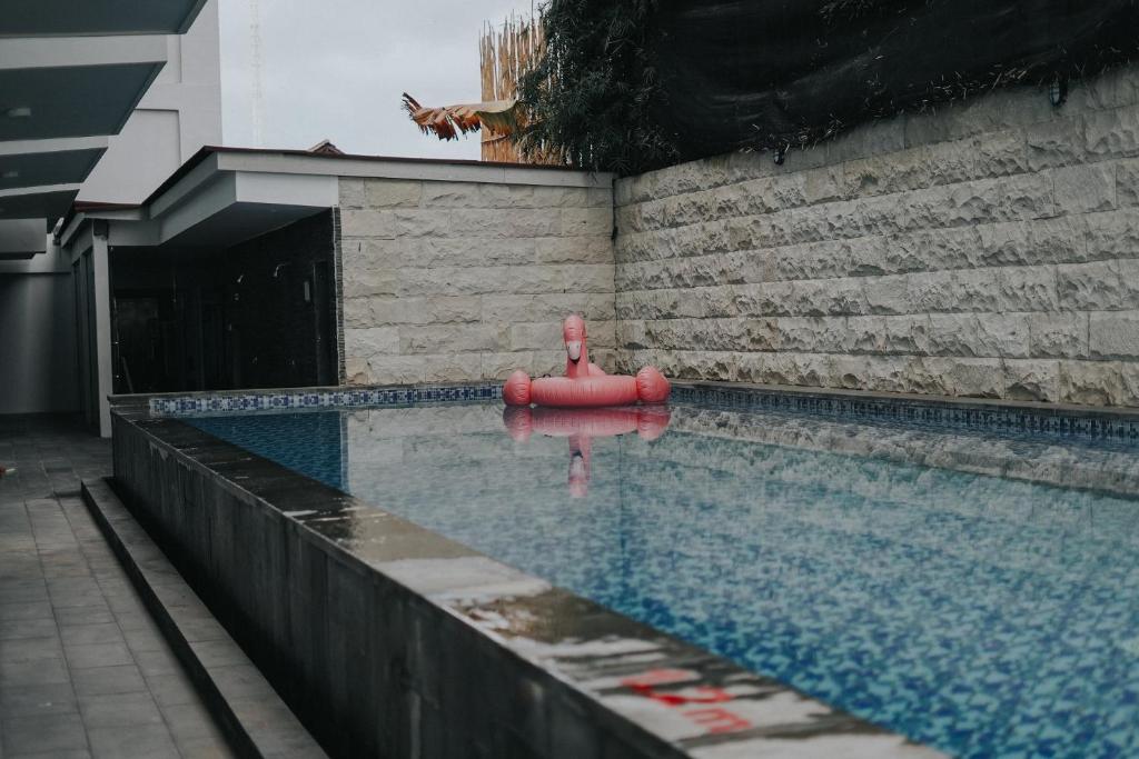 Bazén v ubytování The Capital Hotel and Resort Seminyak nebo v jeho okolí