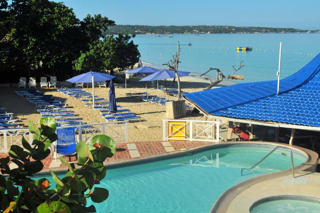 Bazén v ubytování Negril Treehouse Resort nebo v jeho okolí