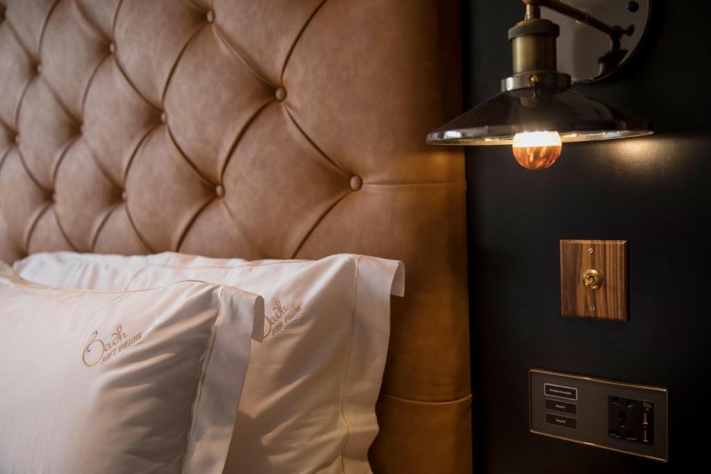 Postel nebo postele na pokoji v ubytování The Radh Hotel