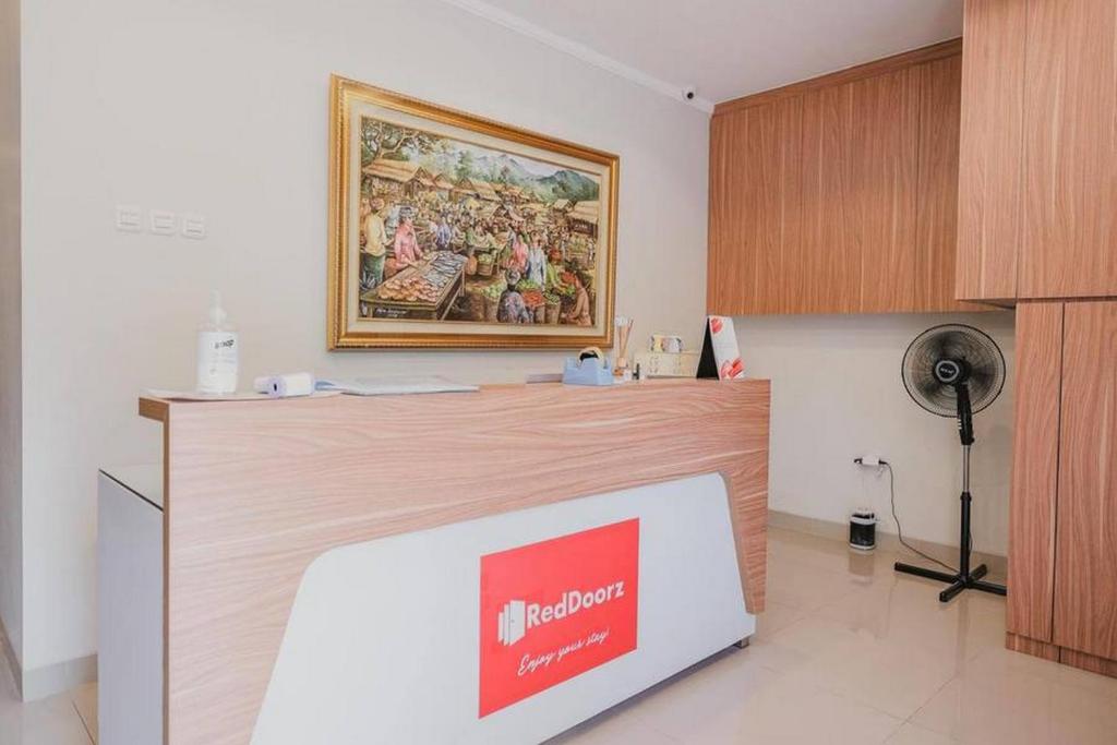Fotografie z fotogalerie ubytování RedDoorz Plus near Soekarno Hatta Airport Taman Mahkota v destinaci Tangerang