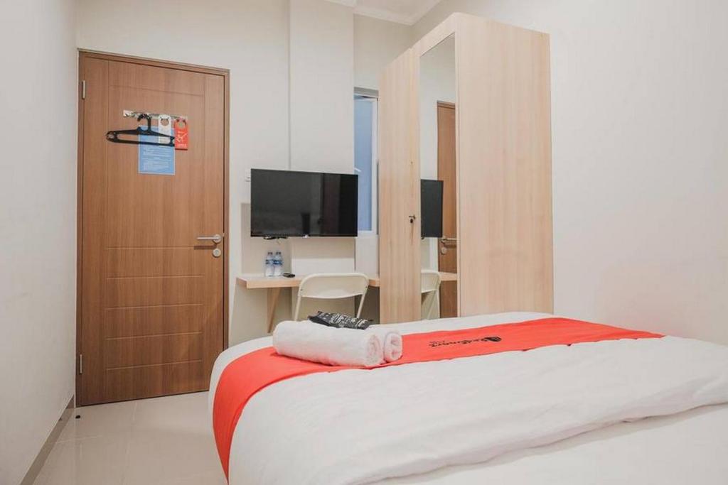 TV a/nebo společenská místnost v ubytování RedDoorz Plus near Soekarno Hatta Airport Taman Mahkota