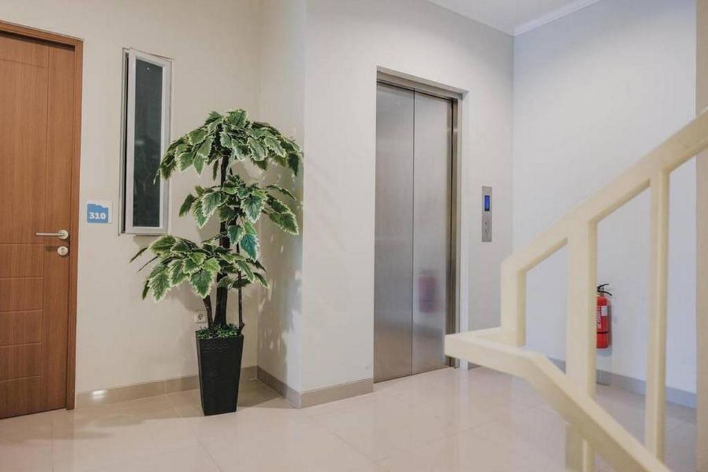 Fotografie z fotogalerie ubytování RedDoorz Plus near Soekarno Hatta Airport Taman Mahkota v destinaci Tangerang