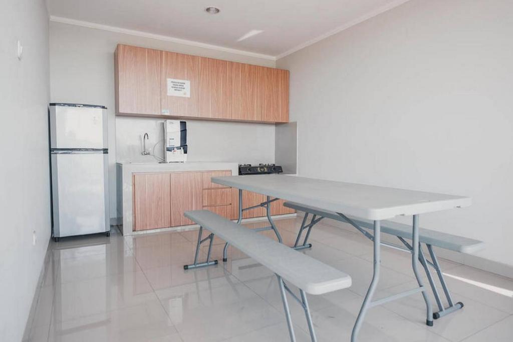 Kuchyň nebo kuchyňský kout v ubytování RedDoorz Plus near Soekarno Hatta Airport Taman Mahkota