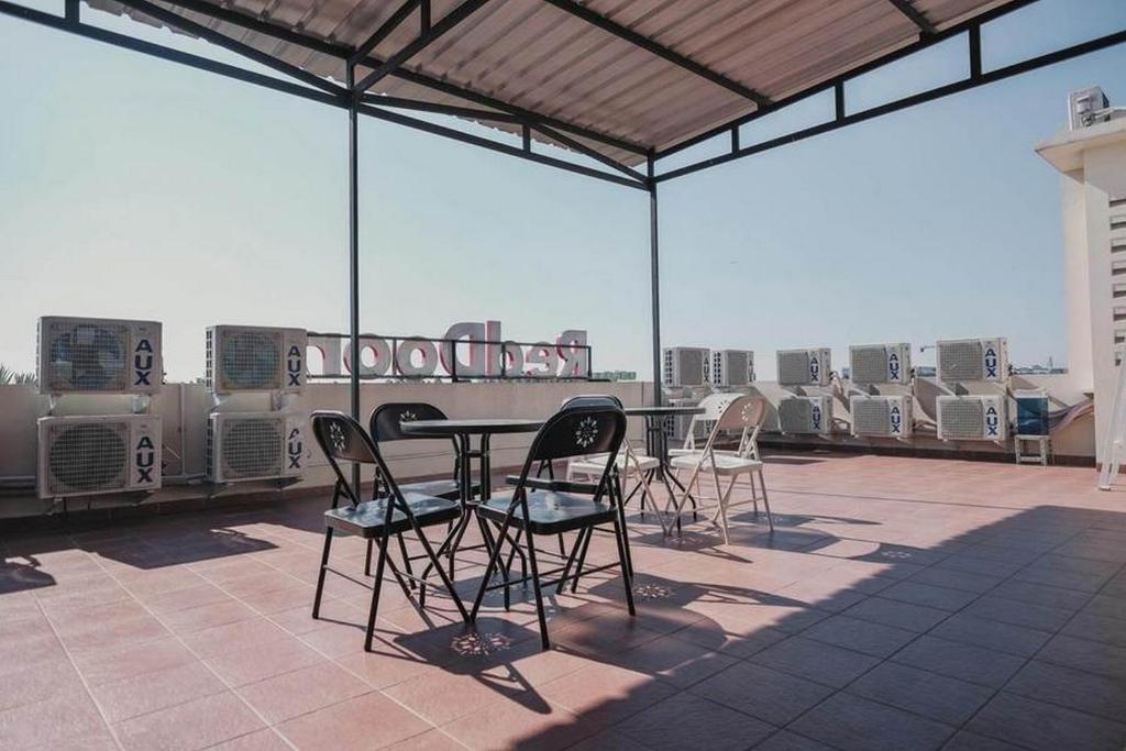 Balkón nebo terasa v ubytování RedDoorz Plus near Soekarno Hatta Airport Taman Mahkota