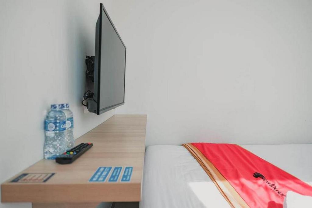 TV a/nebo společenská místnost v ubytování RedDoorz Plus near Soekarno Hatta Airport Taman Mahkota