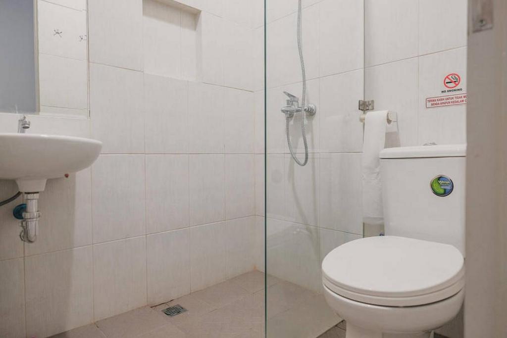Koupelna v ubytování RedDoorz Plus near Soekarno Hatta Airport Taman Mahkota