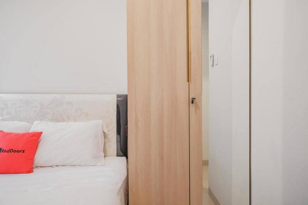 Postel nebo postele na pokoji v ubytování RedDoorz Plus near Soekarno Hatta Airport Taman Mahkota