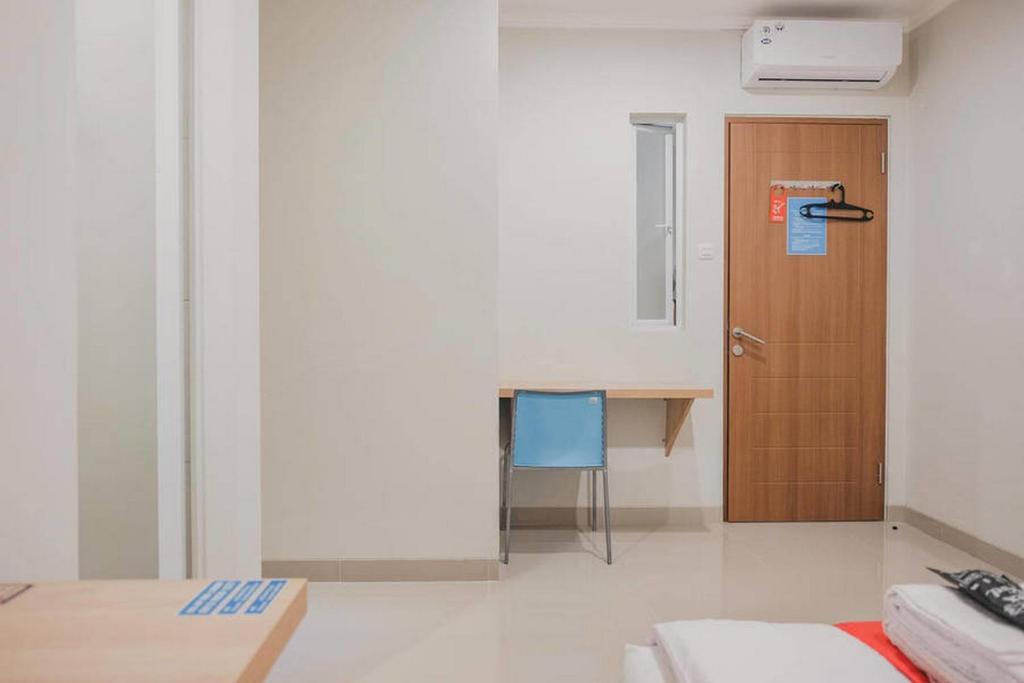 TV a/nebo společenská místnost v ubytování RedDoorz Plus near Soekarno Hatta Airport Taman Mahkota