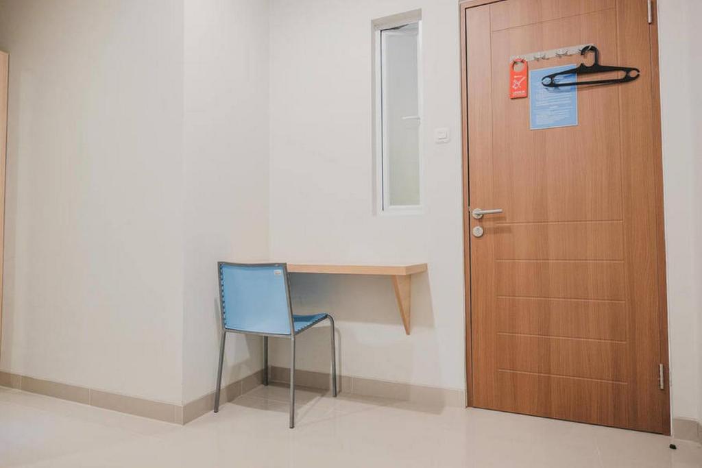 Fotografie z fotogalerie ubytování RedDoorz Plus near Soekarno Hatta Airport Taman Mahkota v destinaci Tangerang