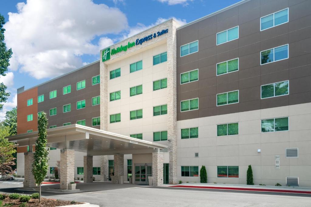 un’immagine di un edificio ospedaliero di Holiday Inn Express & Suites Atlanta Airport NE - Hapeville, an IHG Hotel ad Atlanta