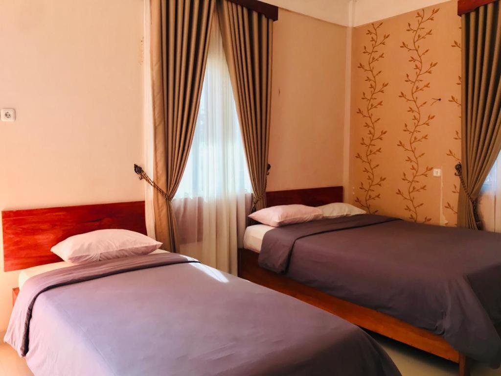 Кровать или кровати в номере Penginapan Intan Bandara
