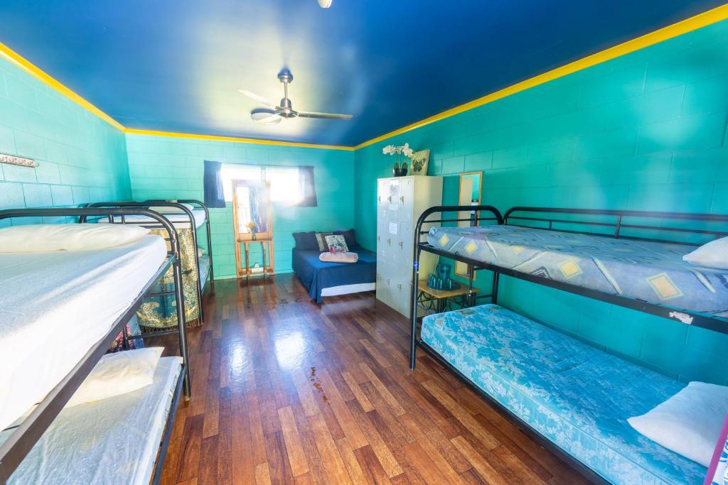 Postel nebo postele na pokoji v ubytování Cool Bananas Backpackers