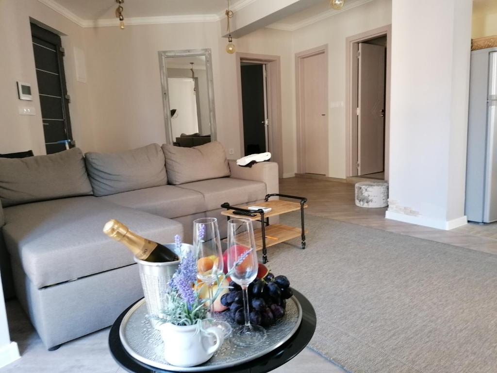 普羅夫迪夫的住宿－Casa Lavenda，客厅配有沙发和带酒杯的桌子